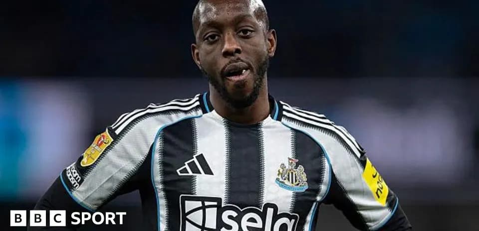 Jugador de Newcastle en el campo durante partido