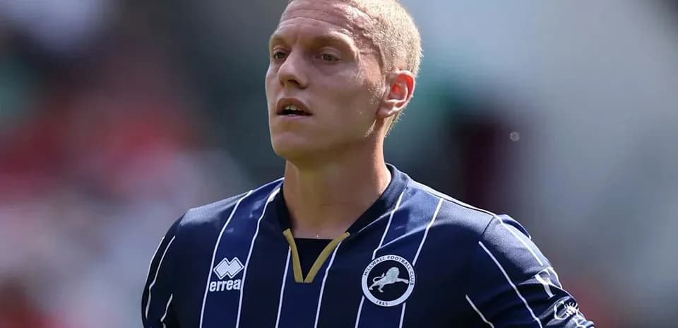 Jugador de fútbol con camiseta de Millwall en el campo