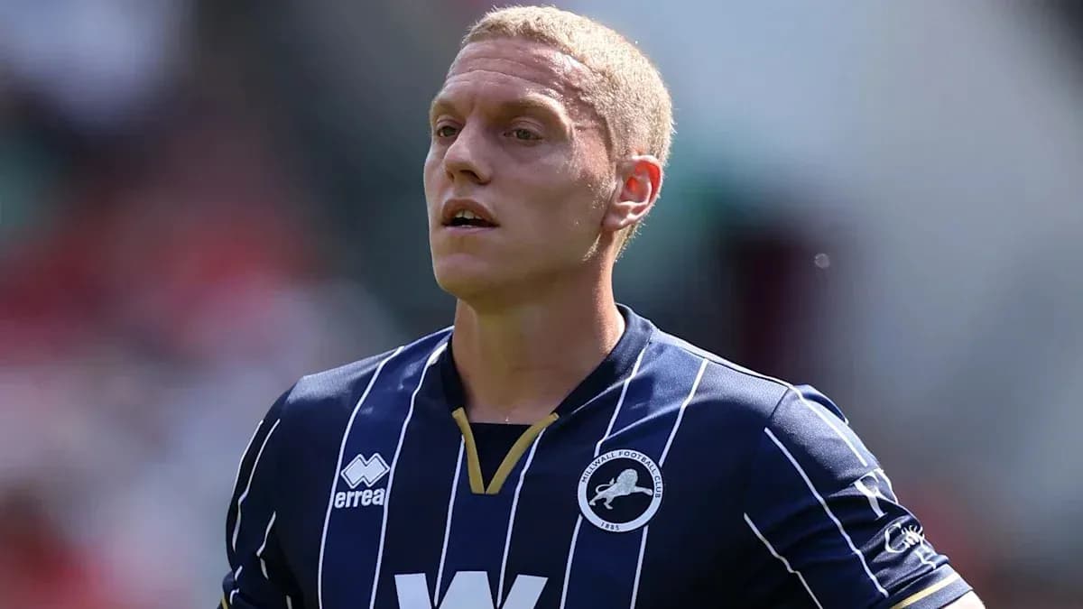Jugador de fútbol con camiseta de Millwall en el campo
