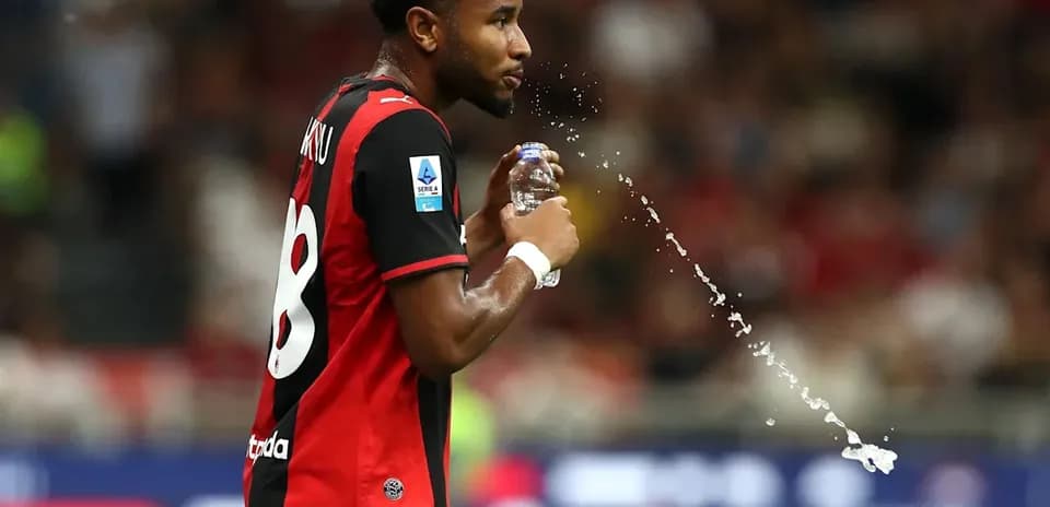 Jugador con botella de agua durante el partido