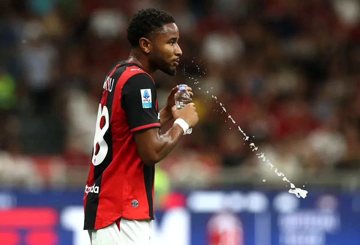 Jugador con botella de agua durante el partido