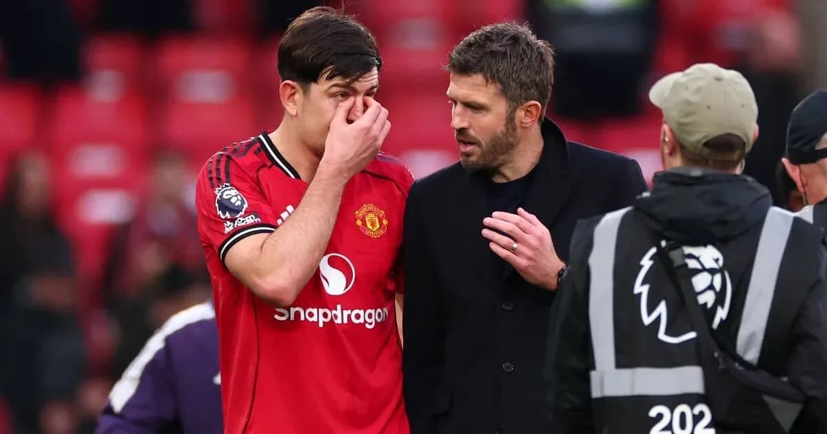 Jugador de Manchester United hablando con el entrenador