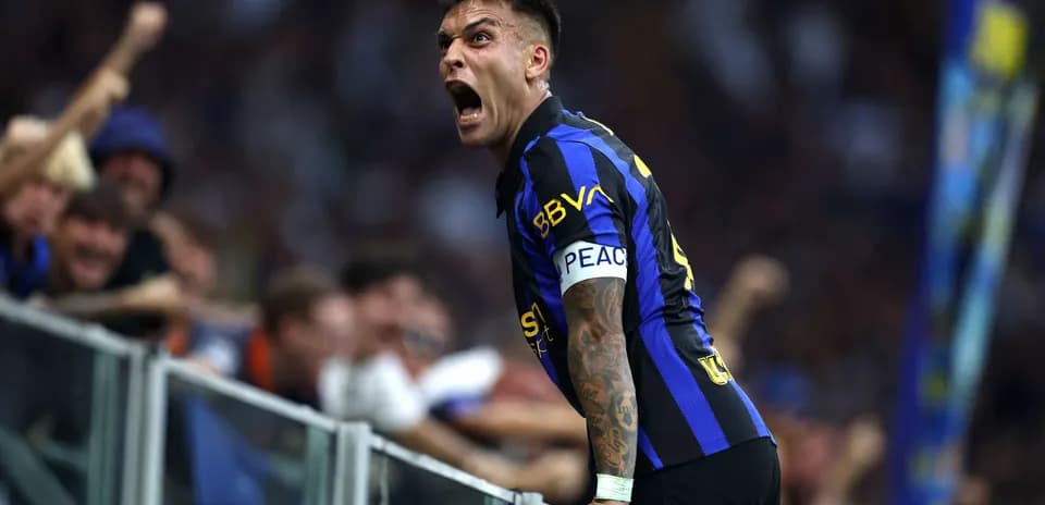 Lautaro Martínez celebrando con los aficionados