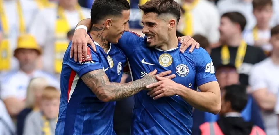 Jugadores de Chelsea celebrando un gol juntos