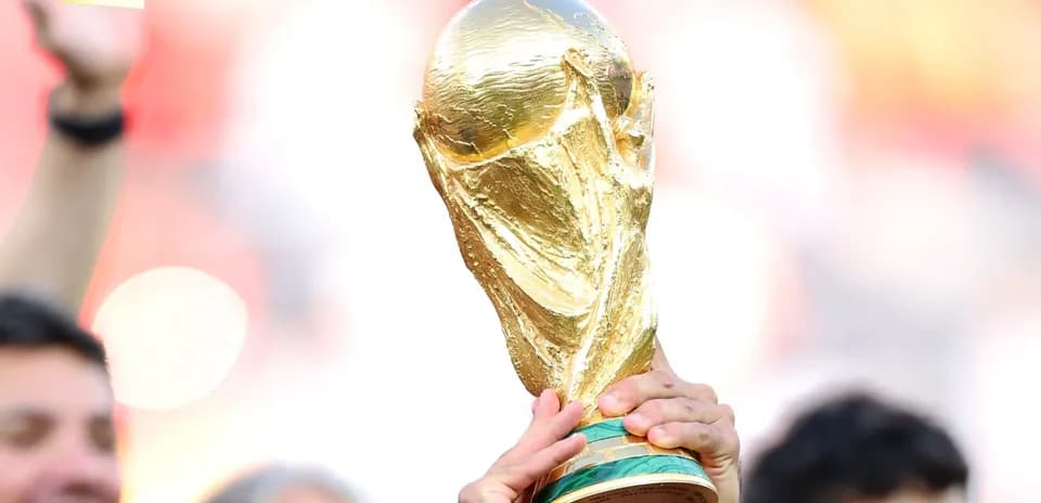 Trofeo de la Copa del Mundo sostenido por jugadores
