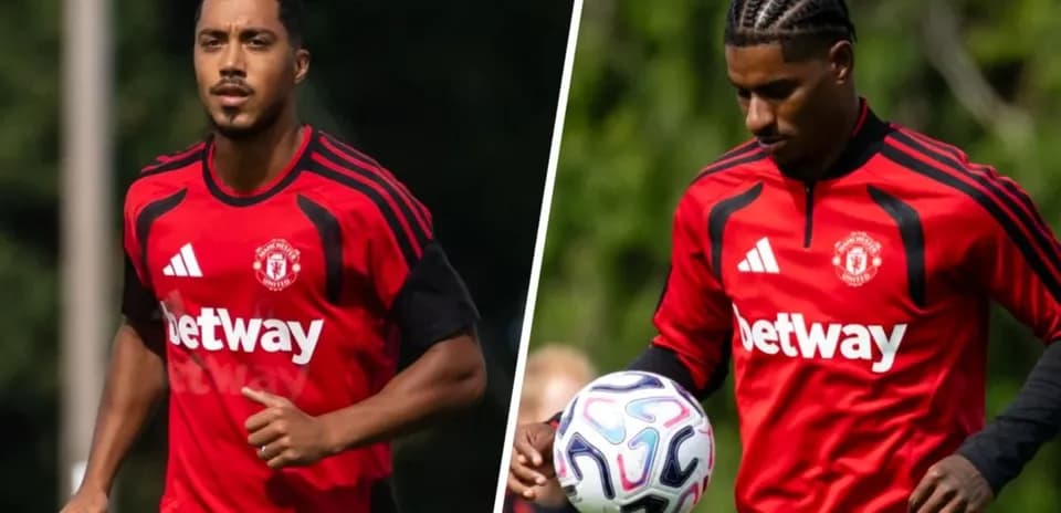 Jugadores de Manchester United entrenando con balón