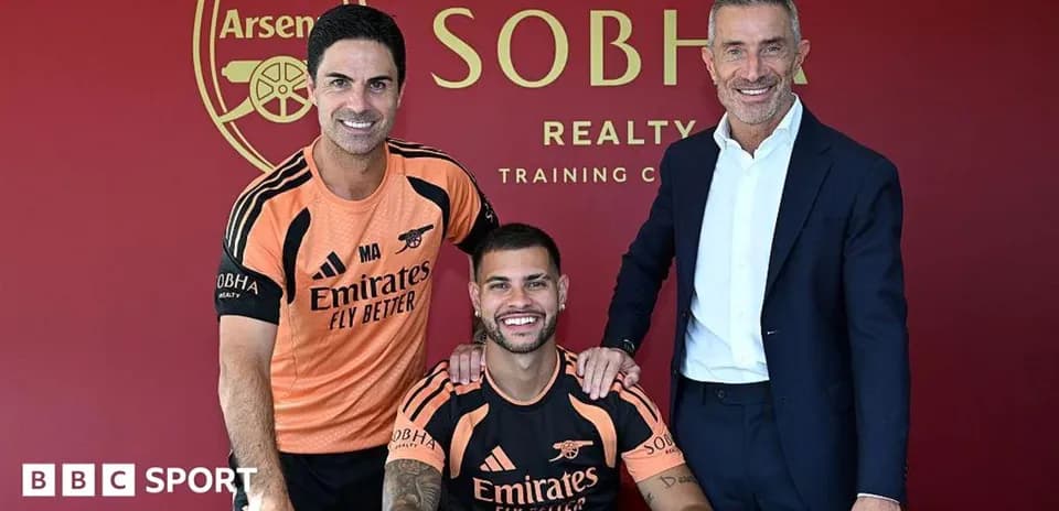 Entrenador y directivos junto a nuevo jugador de Arsenal
