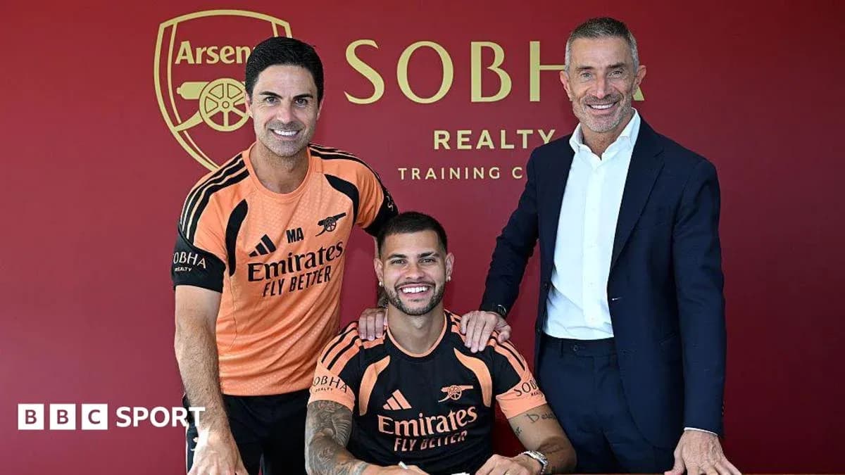 Entrenador y directivos junto a nuevo jugador de Arsenal