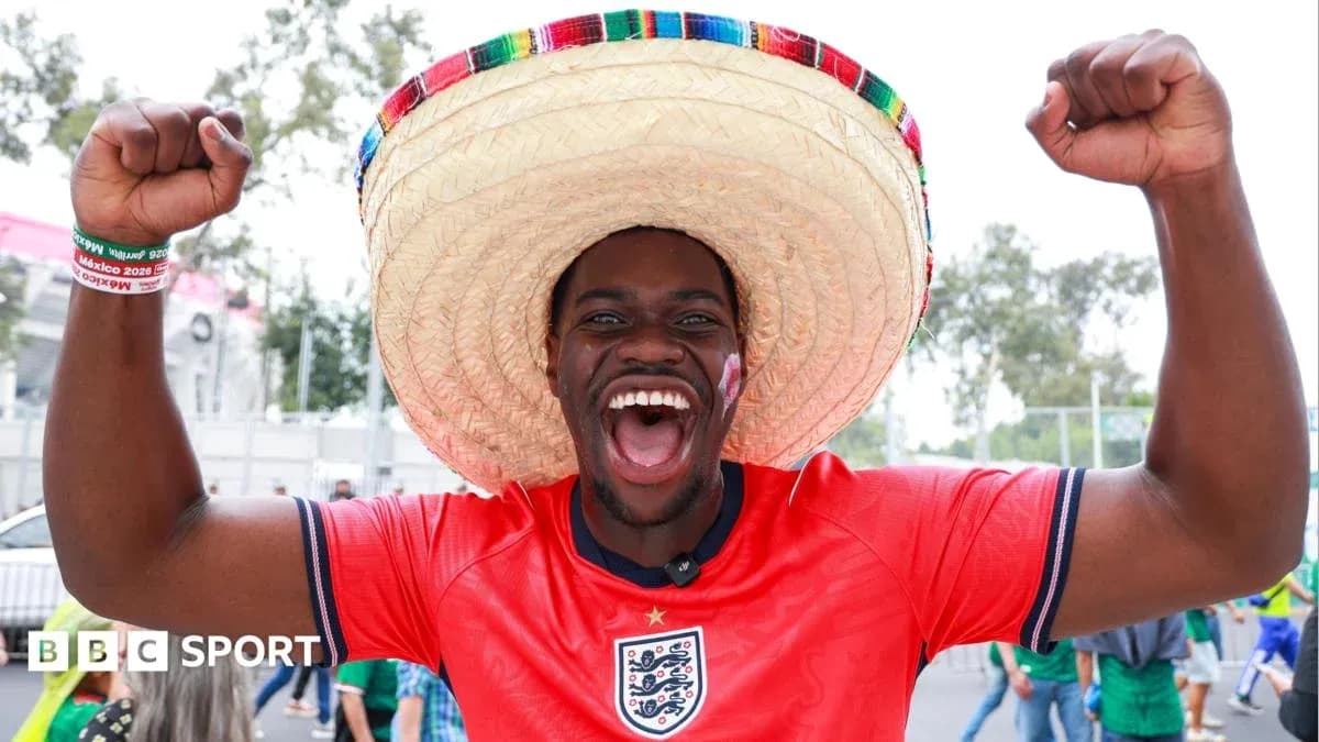Hombre con sombrero celebrando en evento deportivo