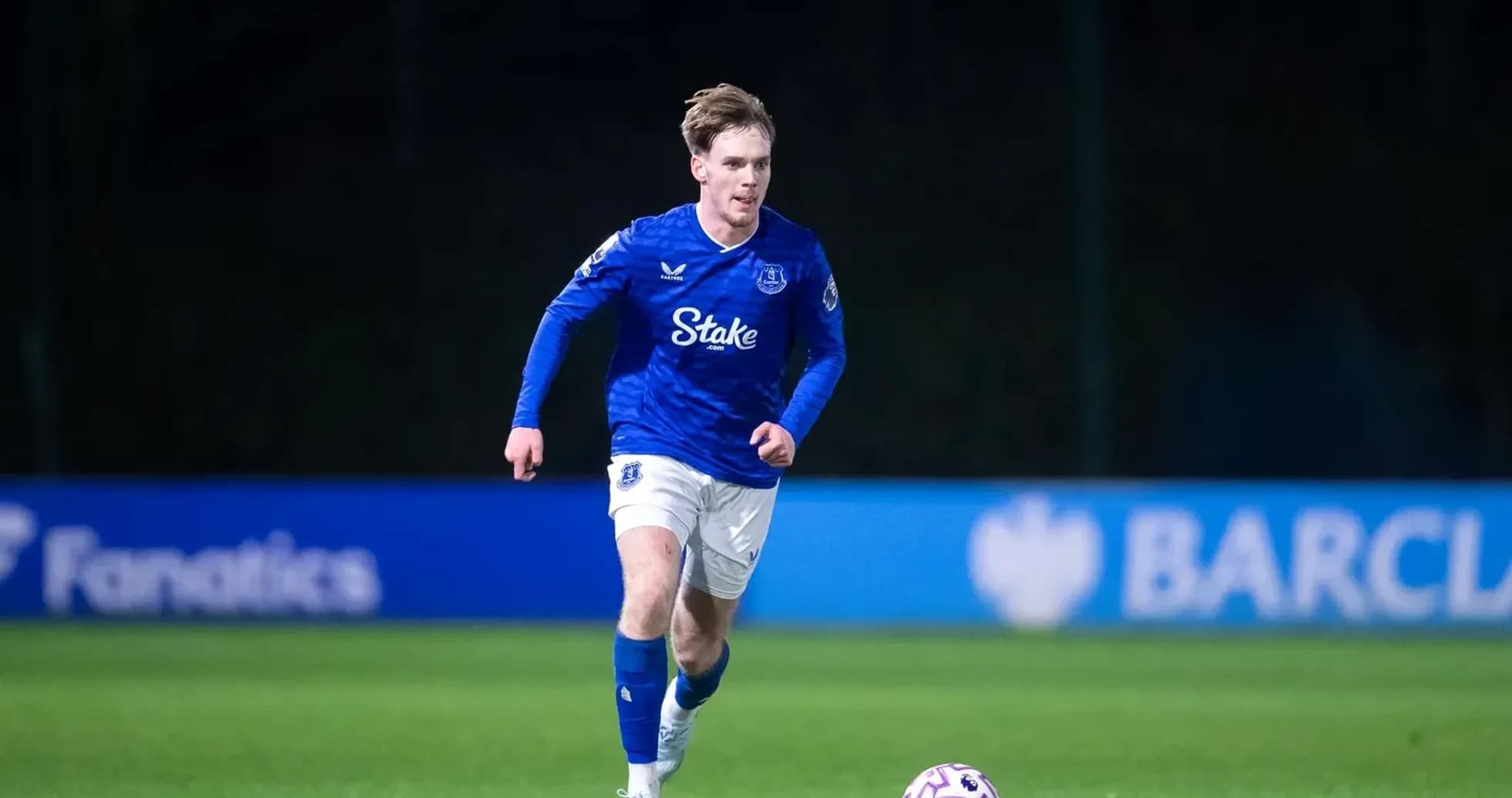 Jugador de Everton corriendo con el balón