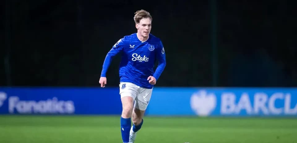 Jugador de Everton corriendo con el balón