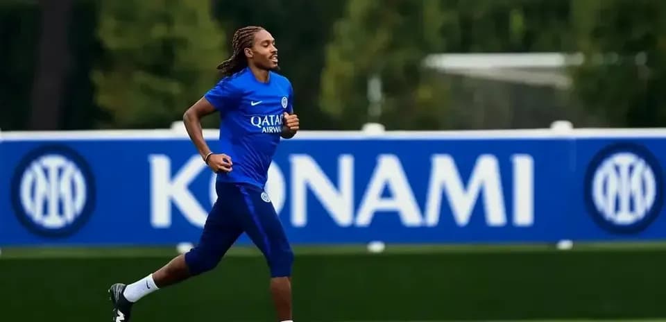 Jugador corriendo durante entrenamiento en el campo