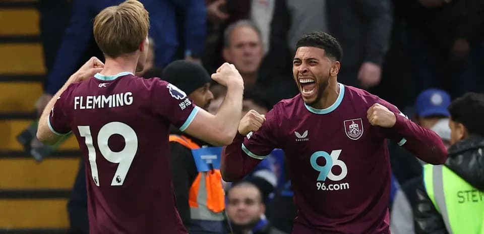 Flemming y compañero celebrando un gol