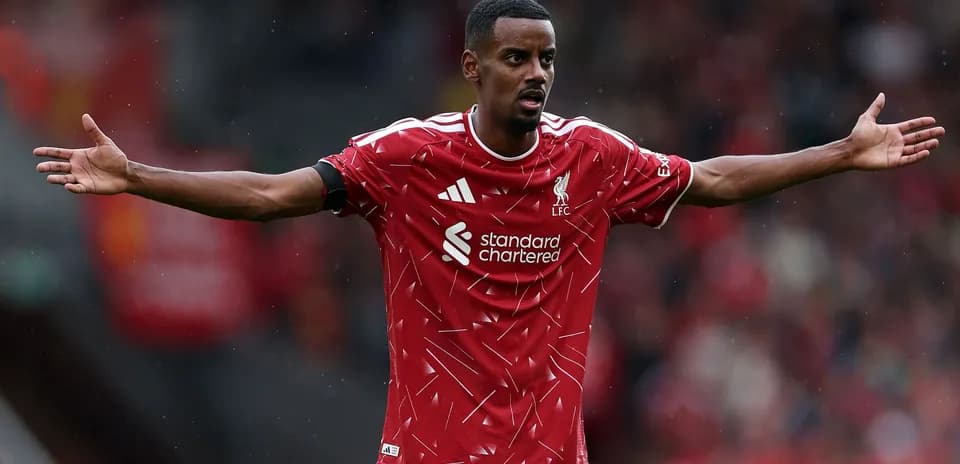 Jugador de Liverpool con los brazos extendidos en el campo