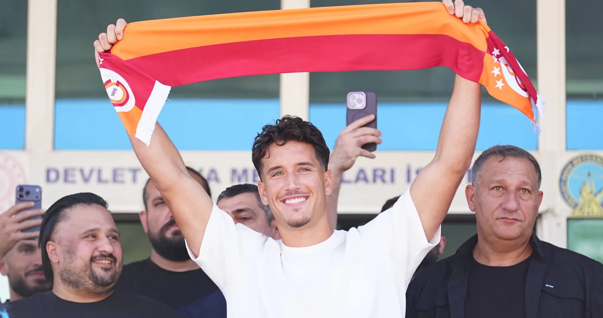 Jugador sostiene bufanda de Galatasaray en presentación