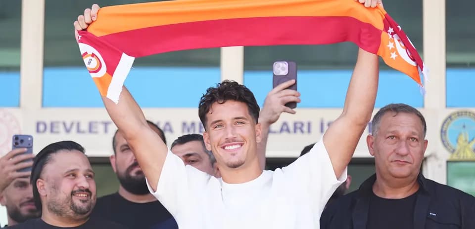 Jugador sostiene bufanda de Galatasaray en presentación
