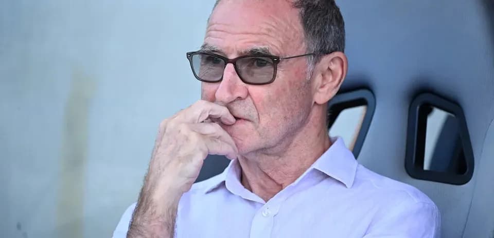Hombre en el banquillo con gafas y camisa blanca