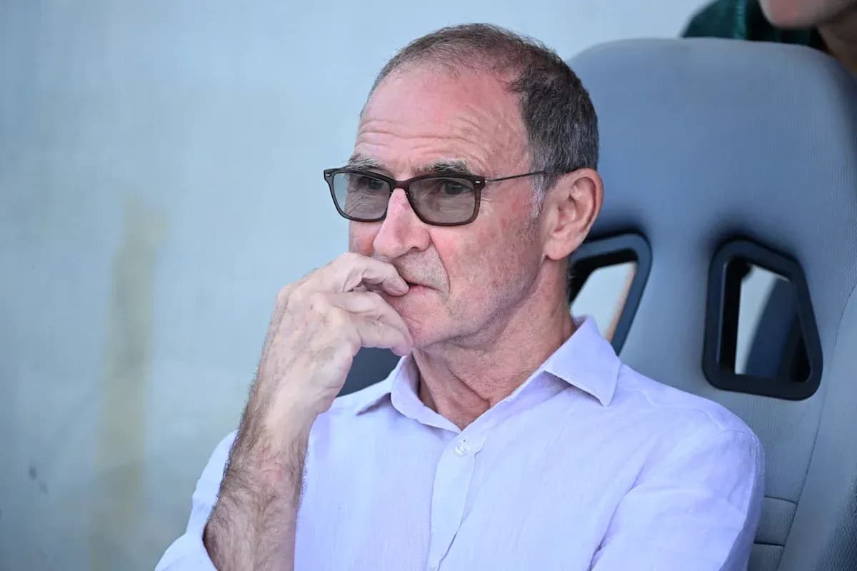 Hombre en el banquillo con gafas y camisa blanca