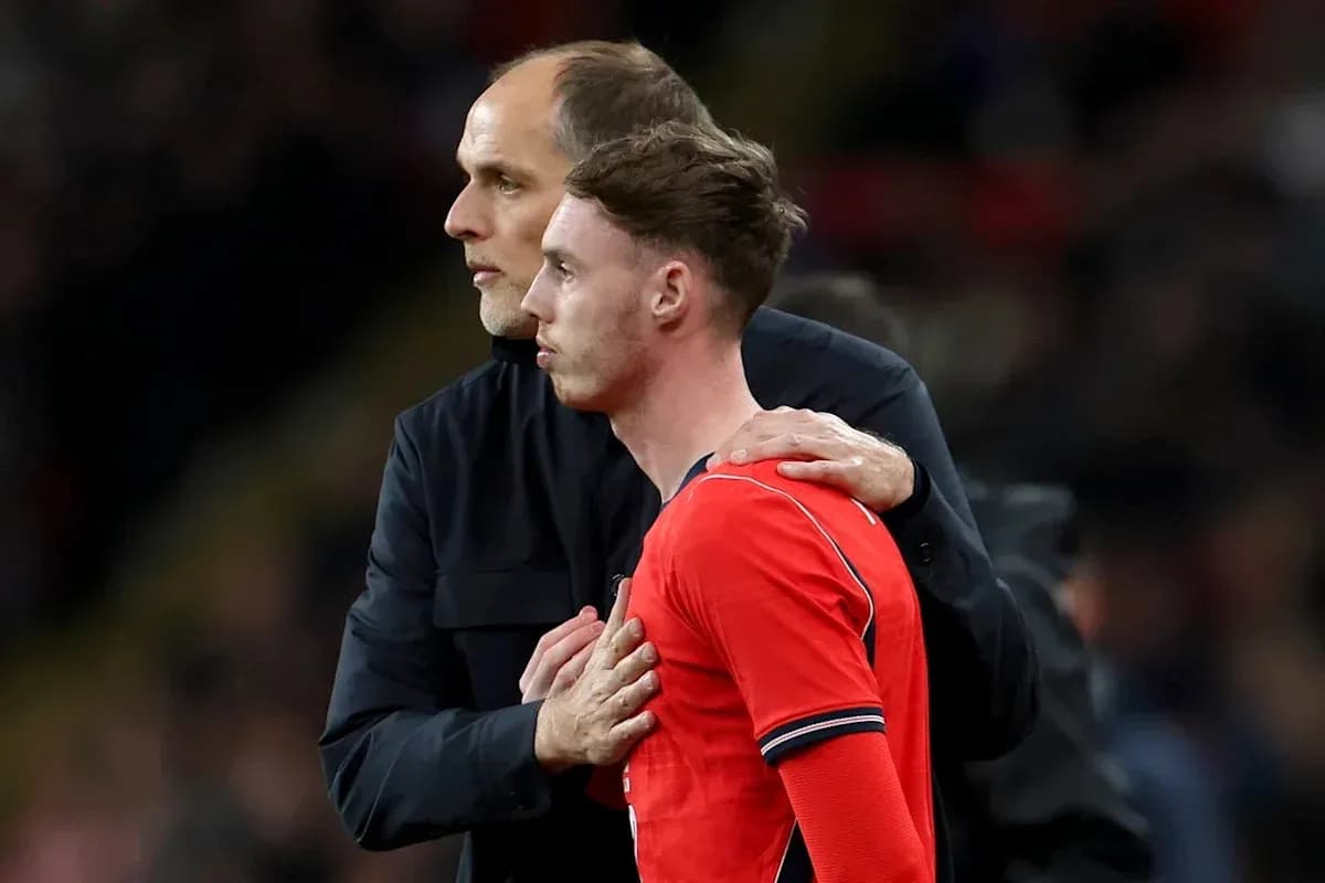 Entrenador hablando con jugador en la banda