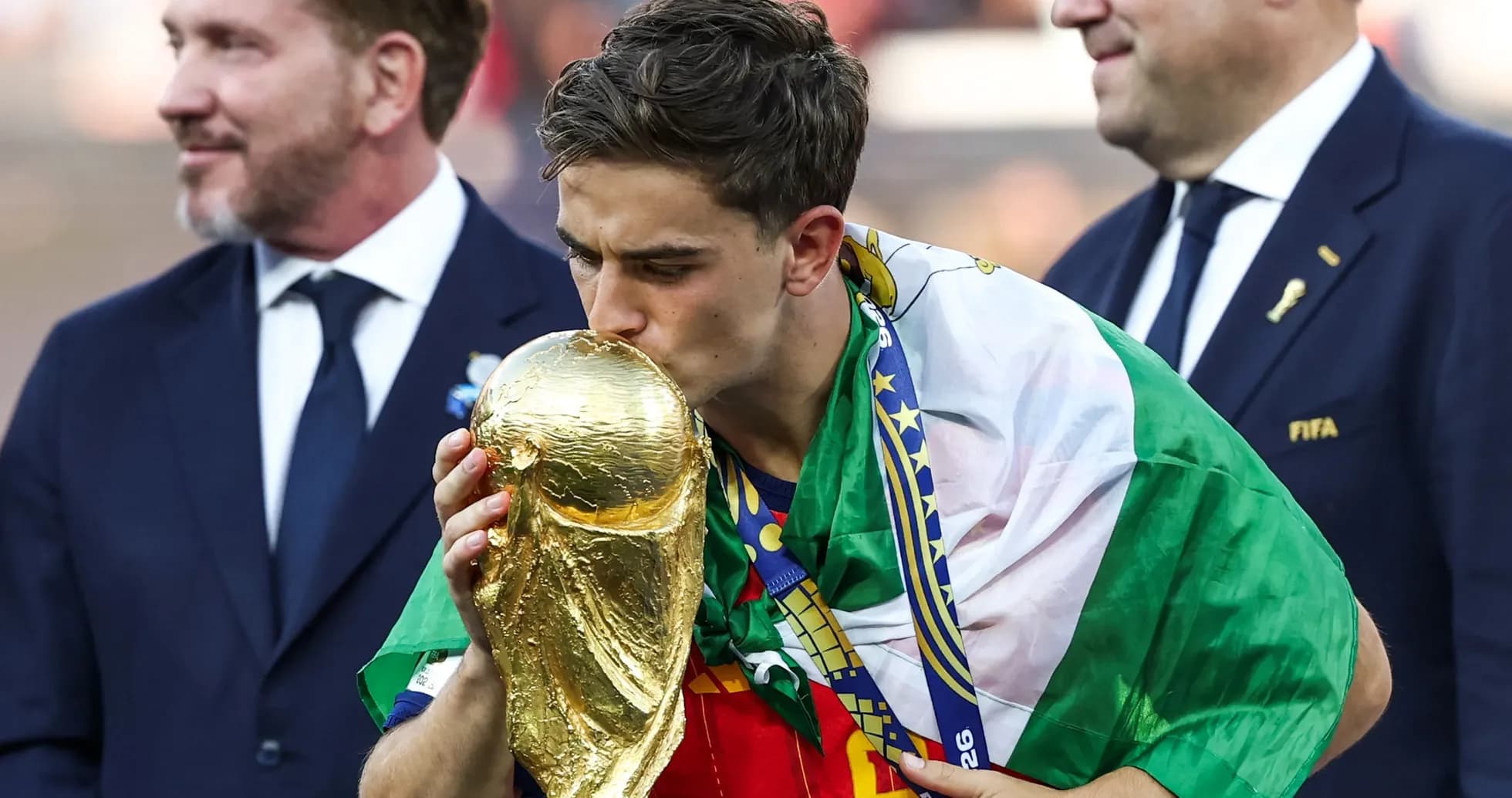 Jugador besando el trofeo de la Copa del Mundo