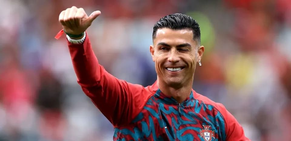 Cristiano Ronaldo saludando durante calentamiento previo