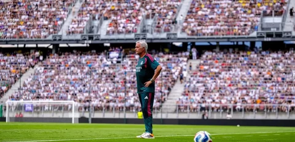 Entrenador observando el partido desde la línea de banda