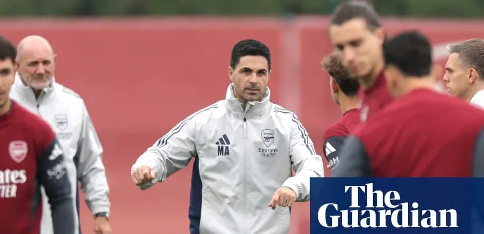 Mikel Arteta dirigiendo entrenamiento del Arsenal