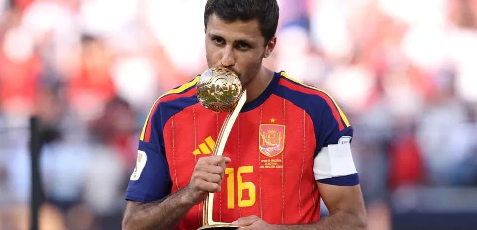Jugador español besando el trofeo de la Copa del Mundo