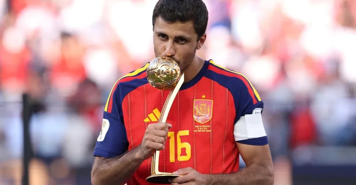 Jugador español besando el trofeo de la Copa del Mundo