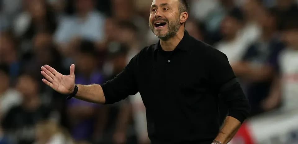 Entrenador dirigiendo al equipo durante el partido