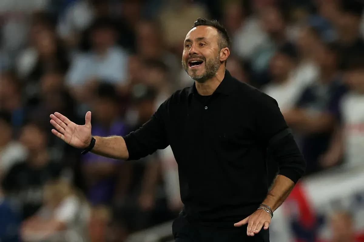 Entrenador dirigiendo al equipo durante el partido