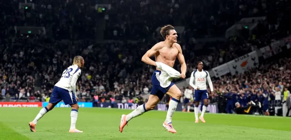 Jugador de Tottenham celebra un gol