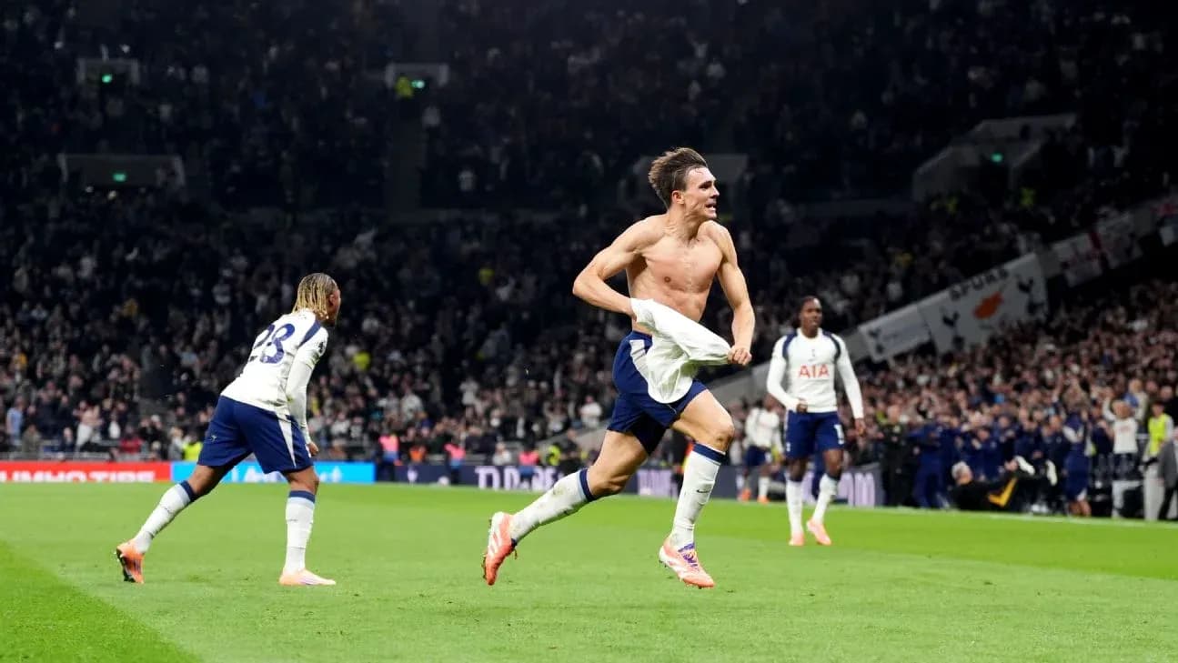 Jugador de Tottenham celebra un gol