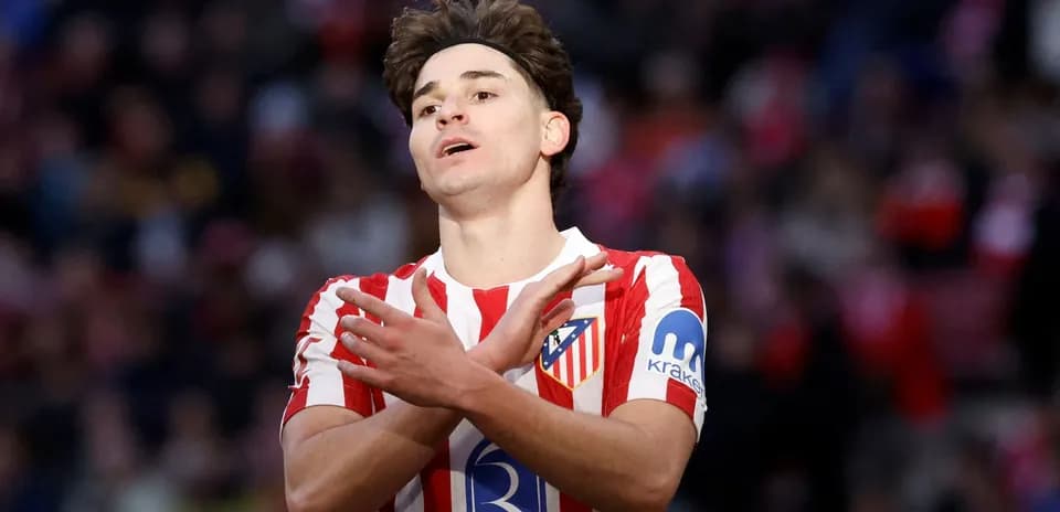 Jugador de Atlético de Madrid gesticulando durante partido