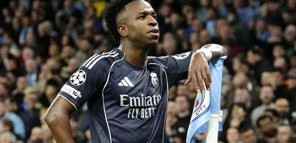 Jugador de Real Madrid junto a bandera de córner