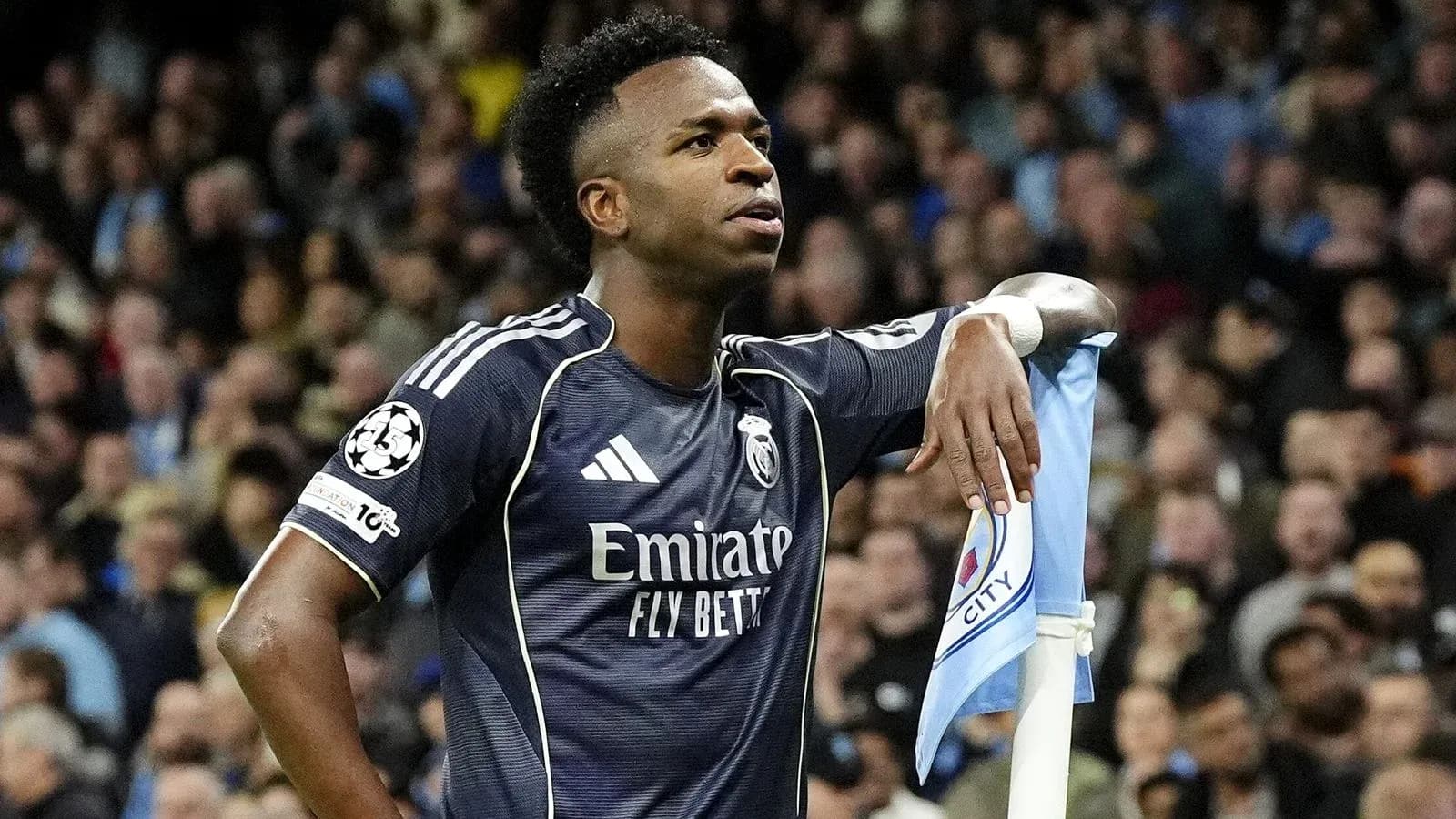 Jugador de Real Madrid junto a bandera de córner