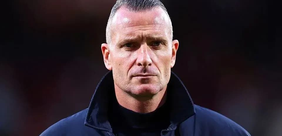 Entrenador en el campo durante un partido