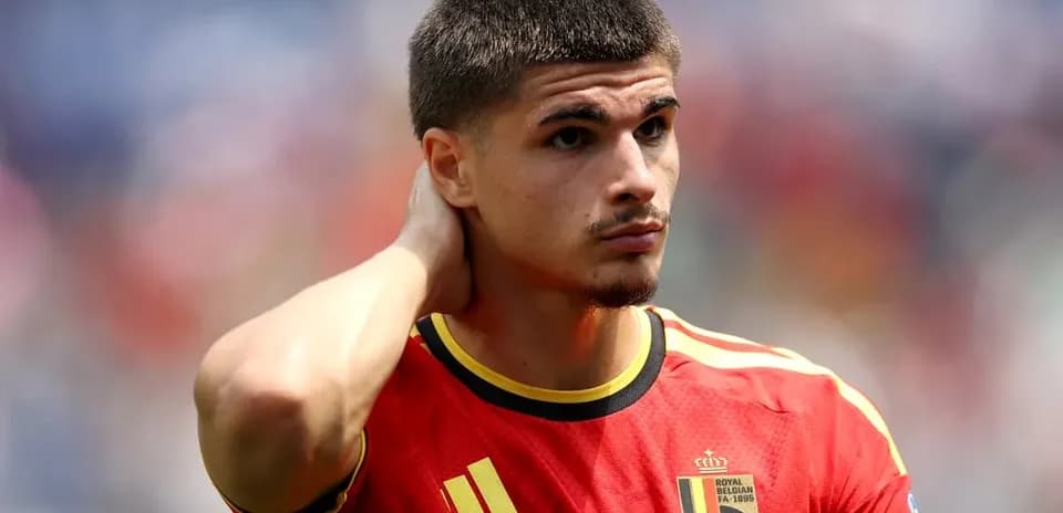 Jugador de Bélgica en uniforme rojo durante el partido