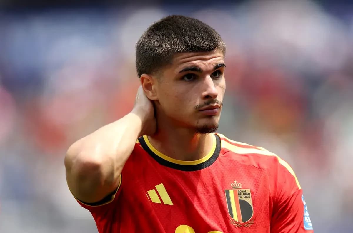 Jugador de Bélgica en uniforme rojo durante el partido