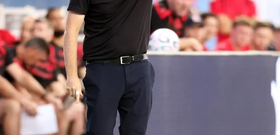 Entrenador dirigiendo a su equipo durante el partido