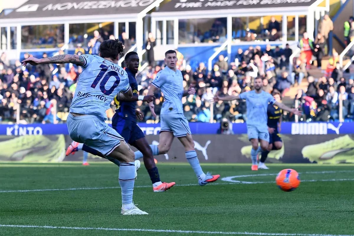 Jugador dispara a portería durante el partido