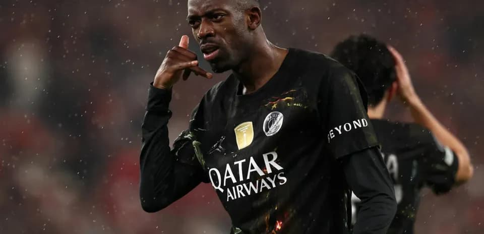 Jugador celebrando con gesto durante el partido