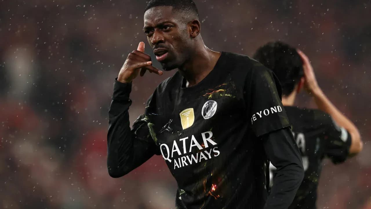 Jugador celebrando con gesto durante el partido