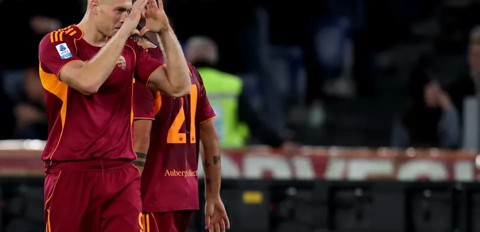 Jugadores de AS Roma saludando a la afición