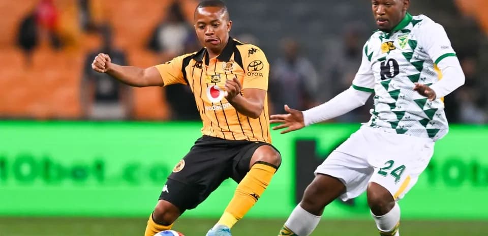 Jugador de Kaizer Chiefs controla el balón durante partido