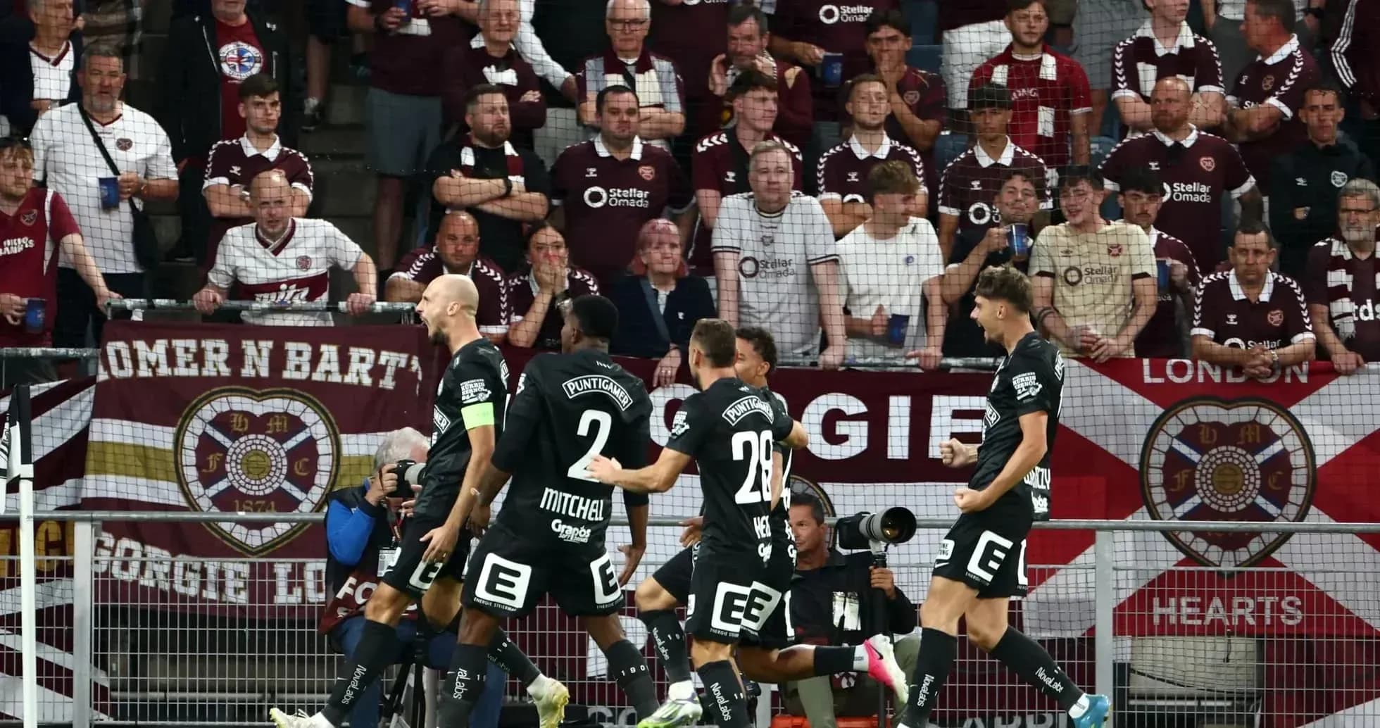 Aficionados de Heart of Midlothian animando en el partido