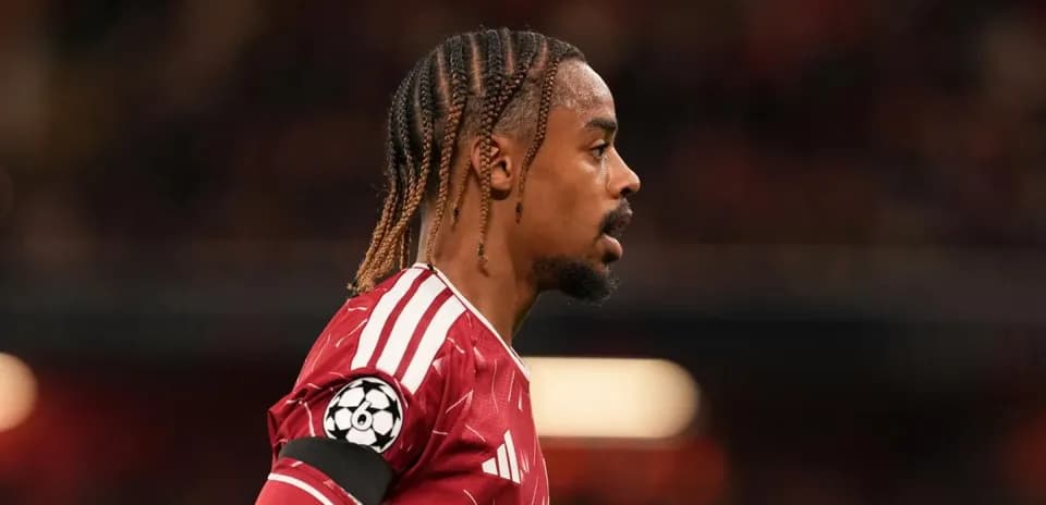Jugador con camiseta roja y banda en el brazo