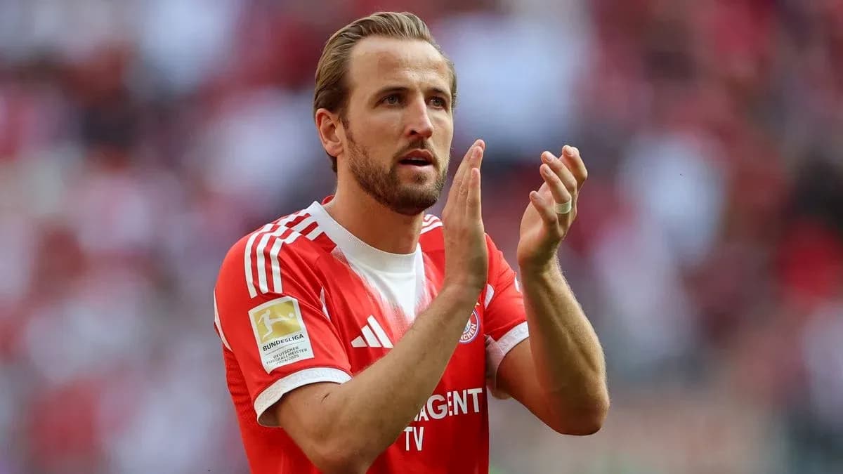 Jugador aplaudiendo en el campo de fútbol