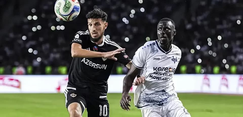 Jugadores compitiendo por el balón en el partido