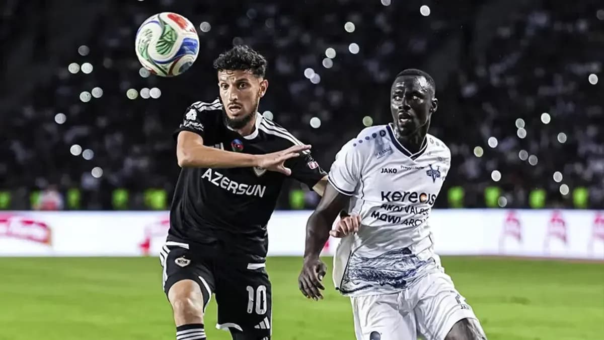 Jugadores compitiendo por el balón en el partido